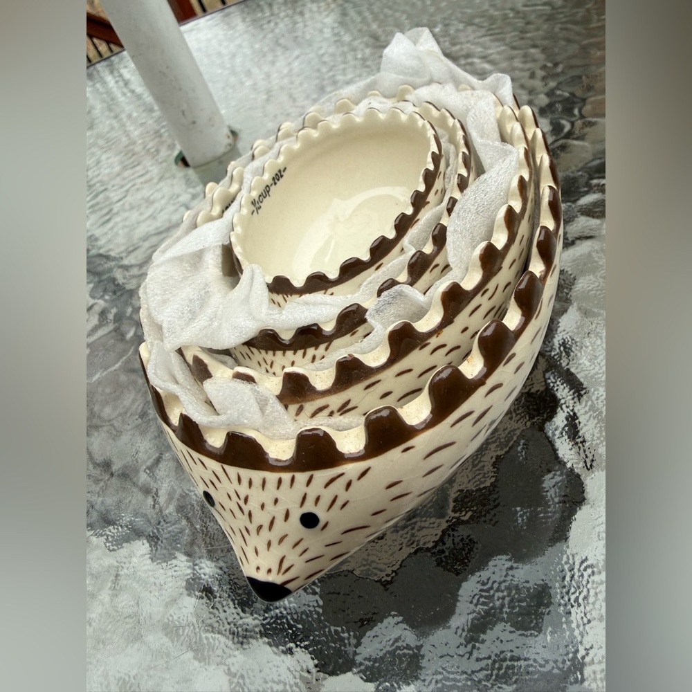 Set/4 Ceramic Hedgehog Nesting measuring cups. Cream & Brown - Picture 2 of 10